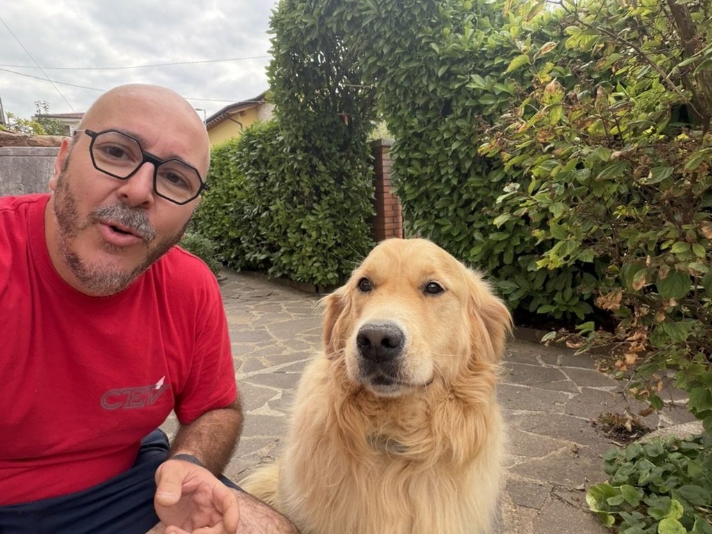 Nicola Quaglia in giardino con il suo golden retriever