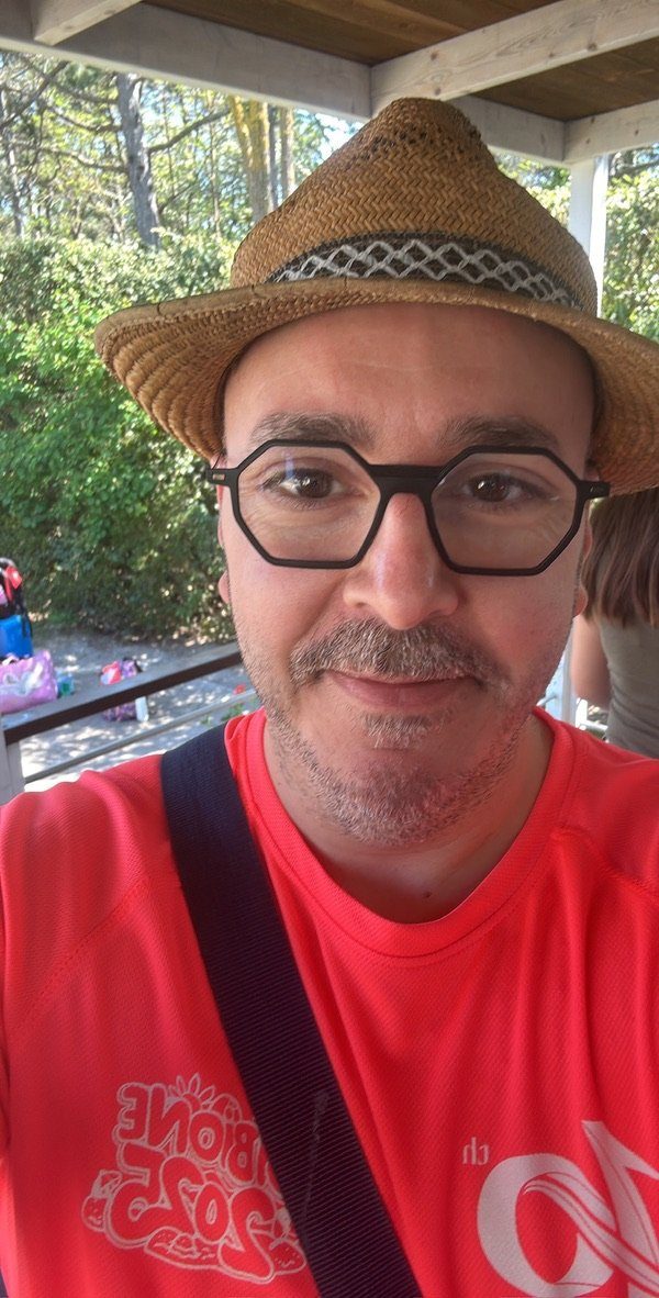 Selfie di Nicola con il cappello di paglia