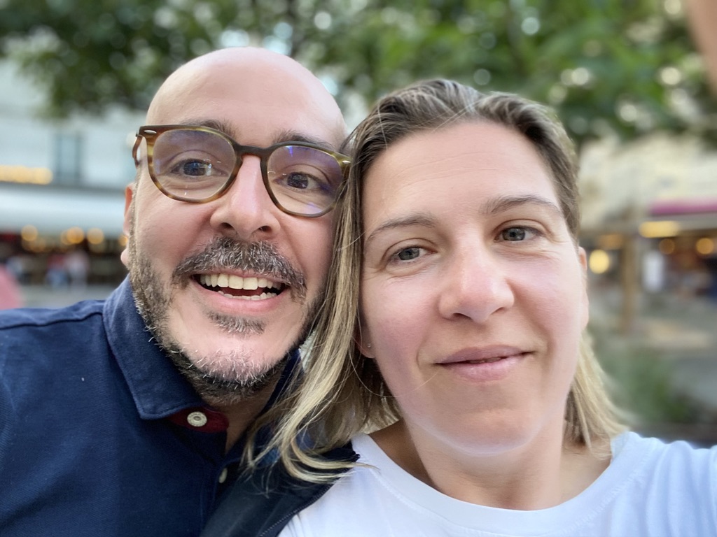 Selfie sorridente di Nicola in coppia, in una sera d'estate in città