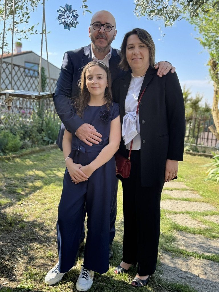 Nicola con la sua famiglia in giardino