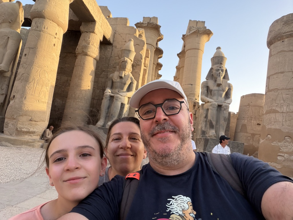Selfie di famiglia al tempio di Luxor, in Egitto, tra colonne e statue di Ramses II