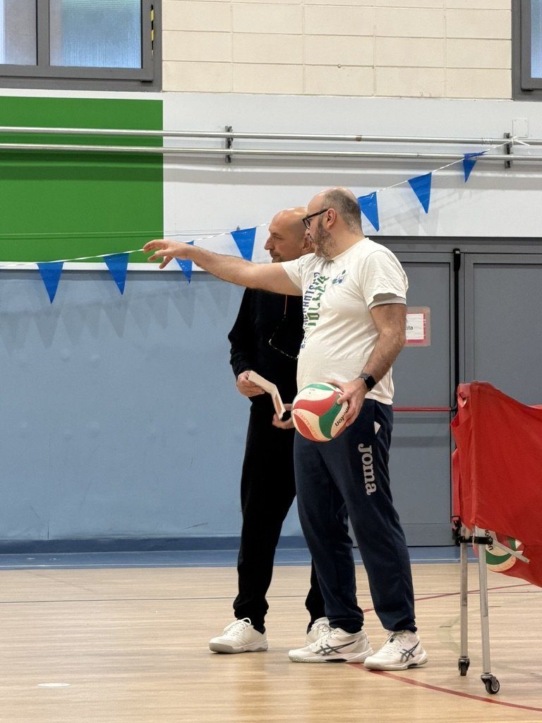 Nicola in palestra con il pallone, mentre dà indicazioni